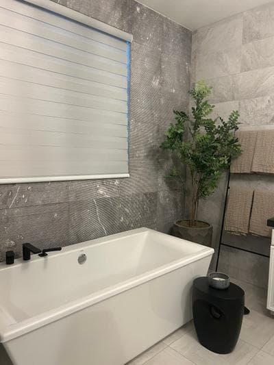 Clean bathtub